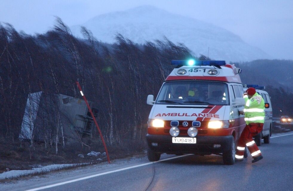 NARVE. Stormen Narve herjet i Salten i januar 2006. Her er det en bil som ble kastet av veien ved Røsvikrysset. Torsdag kan det bli liknende tilstander.