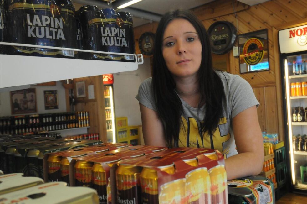 MISTER JOBBEN. Innføringen av øl i butikk gjør at Lill-Monica Pedersen på Mack-hjørnet mister jobben. Hun har ikke noe annet å gå til. Nå må hun bare vente på oppsigelsen. Foto. Arild Bjørnbakk
