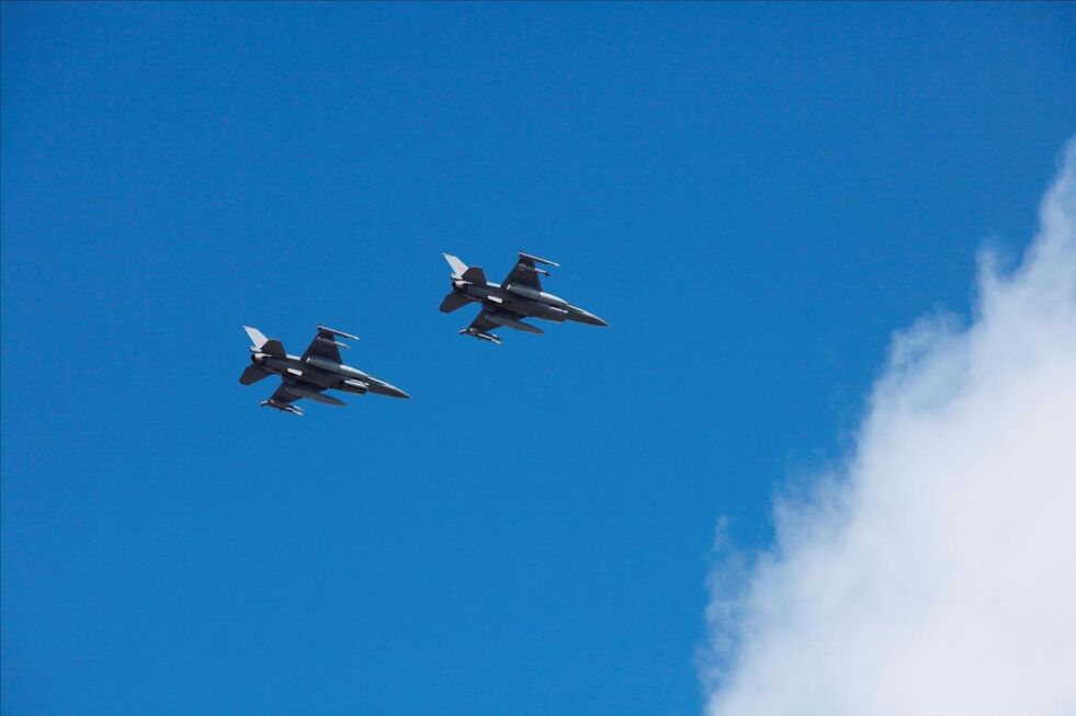 FORMASJON. To F-16 kom over Fauske onsdag formiddag. Så forsvant dem. Foto: Bjørn L. Olsen