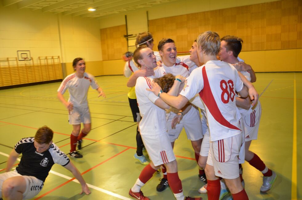 JUBLET. Stallfyll hadde all grunn til å juble etter seieren på årets grendecup i Saltdal.
 Foto: Sverre Breivik