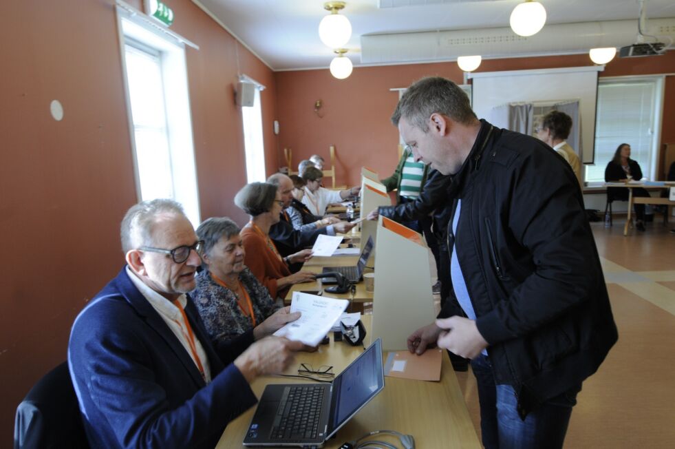 TIL URNENE. Om et halvt år er det klart for kommunevalg igjen. Her fra stortingsvalget i 2017.
 Foto: Arild Bjørnbakk