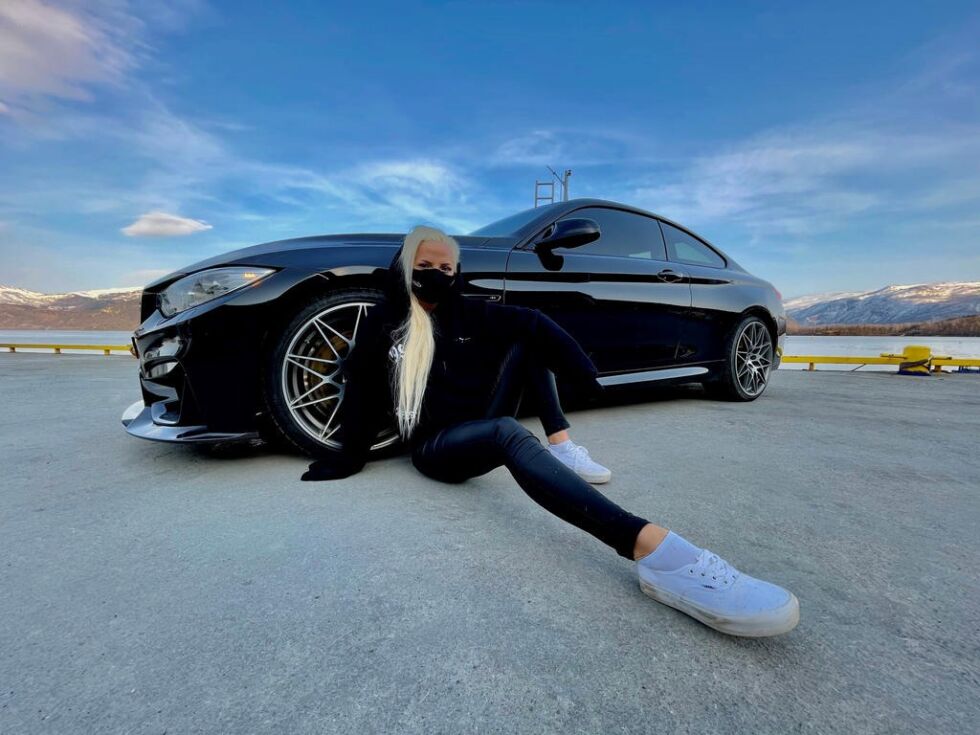 SKAL BRUKES. For Selma Ros Svensdottir er hennes BMW M4 ikke bare drømmebilen, men også bruksbilen. Det betyr at den har vært kjørt gjennom hele vinteren, og brukes til å frakte flyttelass i disse dager også.
 Foto: Helge Simonsen