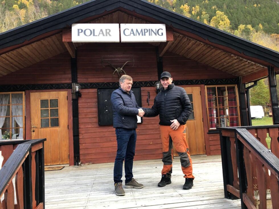 Halvard Olsen (t.v.) hos Saltdal Turistsenter har vært på handletur og kjøpt ærverdige Polar Camping av Gunnar Meisler.
 Foto: Storjord turistsenter