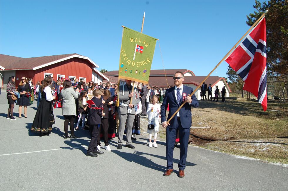 SISTE TOG. Rune Strand bar flagget for det aller siste toget fra Hauan skole.
 Foto: Stig Bjørnar Karlsen