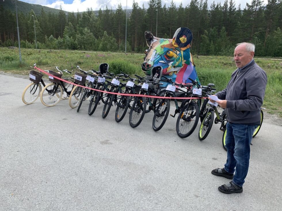 SYKKEL-SATSING. 1. juli i fjor var ordfører Rune Berg på Storjord og foresto en høytidelig åpning av satsing på sykkelutleie i Saltdal. Nå videreføres tilbudet for å få både fastboene og tilreisende til å ta sykkelturen langs ”Dronninga i nord”.
 Foto: Frank Øvrewall