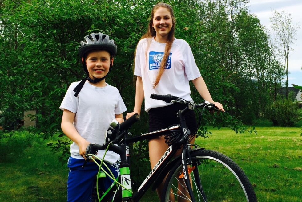 SYKKELSØSKEN. Brynjar Edvardsen (8) skal sykle i sykkelrittet som storesøster Synnøyve (15) er med på å arrangere i Saltdal lørdag. Foto: Ylva Edvardsen