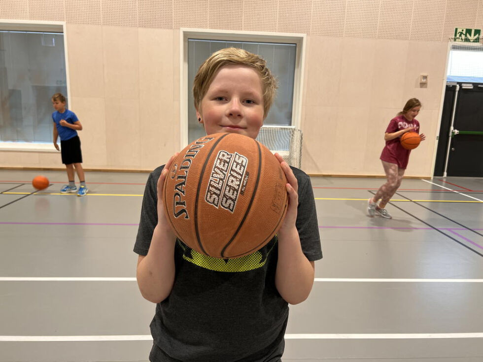 PRØVE LITT. Edvard (10) spiller litt basket på skolen, både i gymtimer og friminutt. Onsdag fikk han testet sporten med trenere fra basketklubben.
 Foto: Alle foto: Espen Johansen