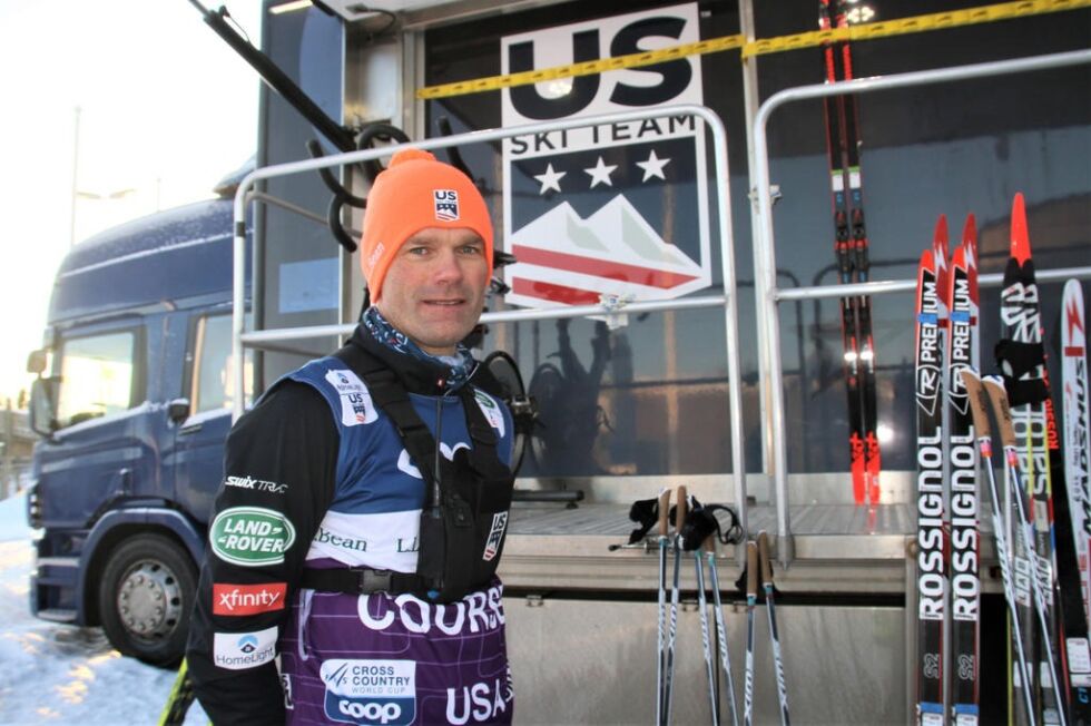PÅPASSELIG: Per Erik Bjørnstad smører ski for USA under Tour de Ski. Han var lenge i tenkeboksen ettersom det er høye smittetall i Mellom-Europa.
 Foto: Svein Halvor Moe