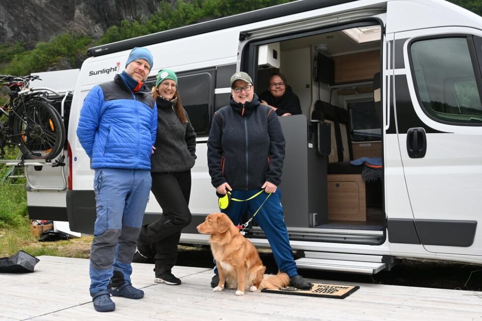 CAMPINGLYKKE. Fra venstre Knut Alne (39), samboeren Linda Alne (38), hunden Prinsesse Leia (4), Hilde Falch (47) og samboeren hennes Reidun Kristiansen (47) overnattet på Øyra camping før ferden gikk videre.
 Foto: Lise Berntzen