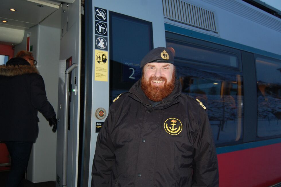 GODT I GANG. Kapteinløytnant Steinar Ormåsen er allerede godt i gang med å bruke tog til arbeidsreisen.
 Foto: Stig Bjørnar Karlsen