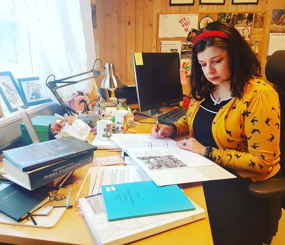 FORTELLER. Eirin Edvardsen jobber med formidling i Nordlandsmuseet, og hun har den siste tiden lagt ut en rekke videosnutter fra Fauske bygdetun på deres Faceboook-side.
 Foto: Ida Beate Otterlei