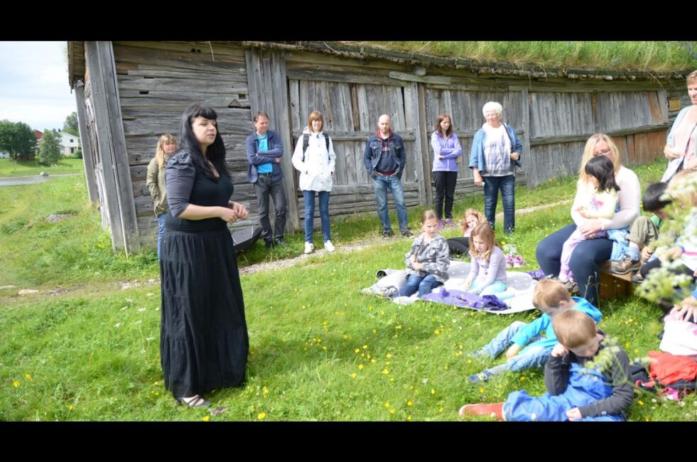 EVENTYR. Fortelleren Eirin Edvardsen har flere eventyrstunder på Fauske bygdetun i sommer.
 Foto: Eva S. Winther