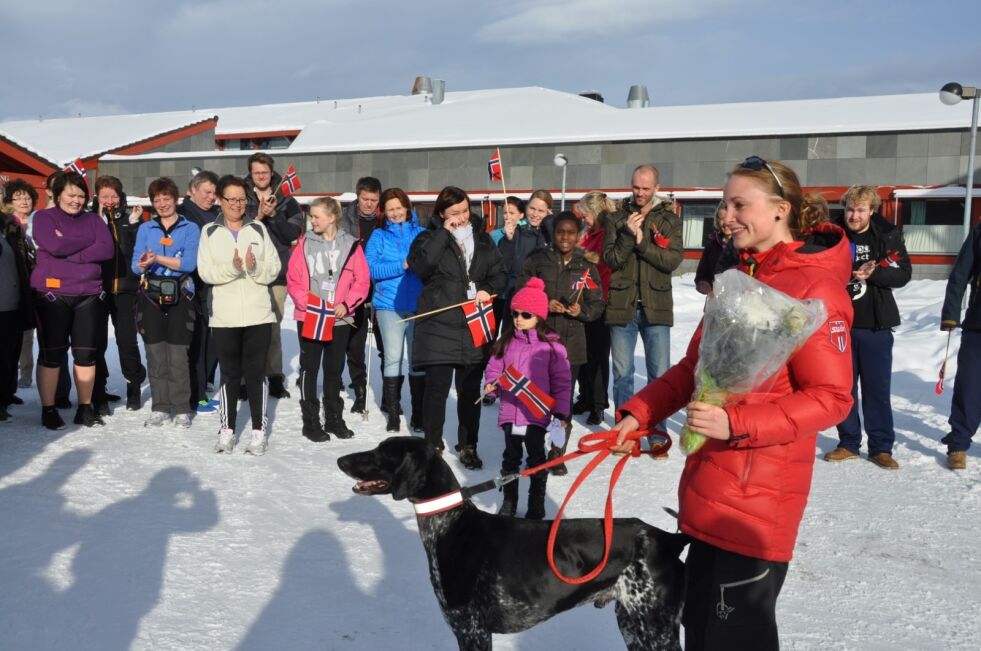 MEDALJESANKING I EM. Yvette Hoel og Morjo ble tatt godt imot av kolleger og pasienter på Valnesfjord Helsesportssenter etter tre medaljer under VM i Alaska i fjor mars. Foto: Sylvia Bredal