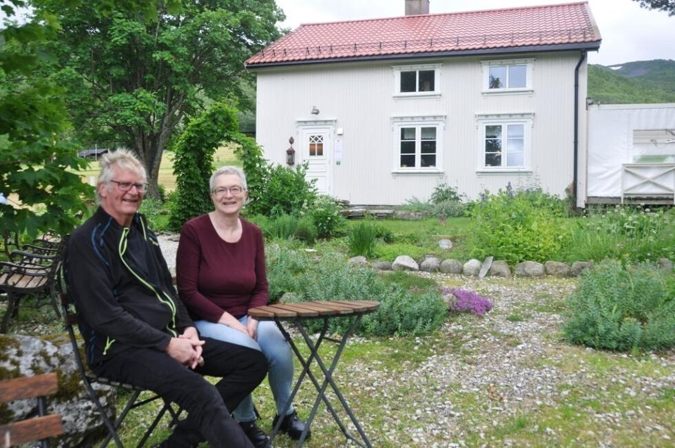 JUBILEUMS-SMIL. Her er Hanna og Eivind Tidslevold avbildet utenfor spisestedet Urtehagen på Tofte, da tiårs-jubileét ble markert i 2016.
 Foto: Sylvia Bredal