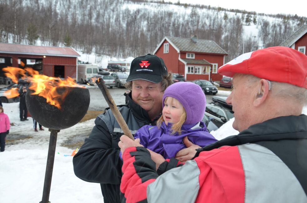 ILD. Kjell Sture Myrvang (t.v.) hjelper datteren Anne May (2,5) slik at hun får tent den olympiske ilden sammen med bestefar Oddvar Myrvang (84). Alle foto: Sverre Breivik