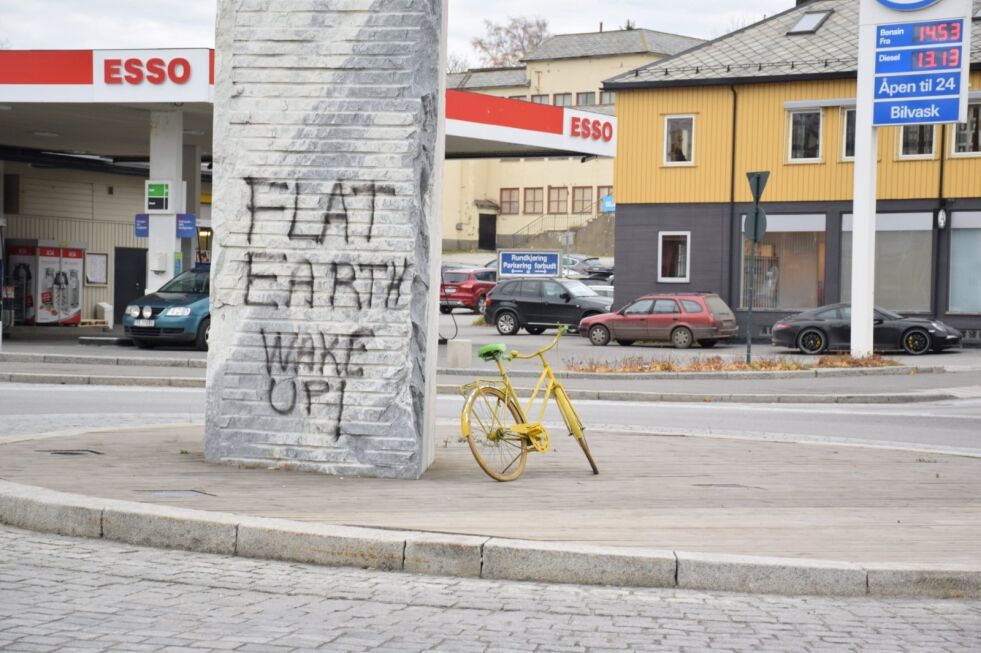 SKRIBLERIER. I løpet av helga har det blitt spraymalt teksten «Flat earth» på minst fire ulike steder i Fauske sentrum.  Alle foto: Frida Kalbakk