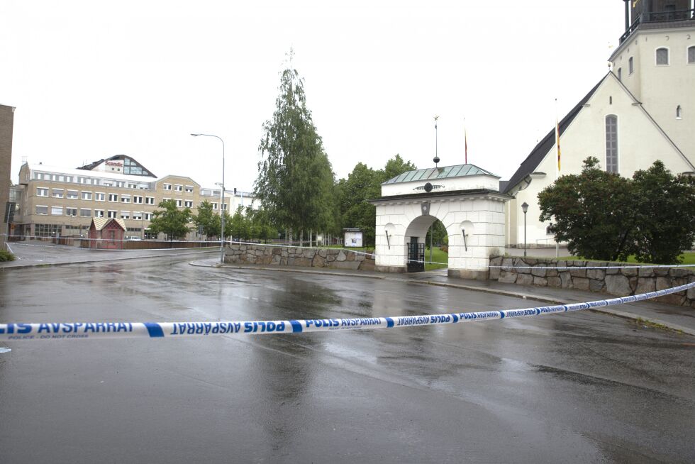 ÅSTEDET. Det kom fort opp politisperringer rundt Sankt Olovs kyrka i Skellefteå, der den grove mishandlingen skal ha skjedd. Foto: Isak Boström, Norran