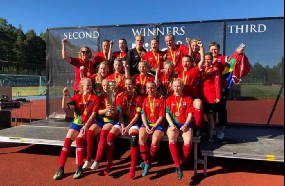 STOR JUBEL. Det var veldig fornøyde jenter på landslaget til FK Sápmi som kunne juble over å ha gått helt til topps i Piteå Summer Games.