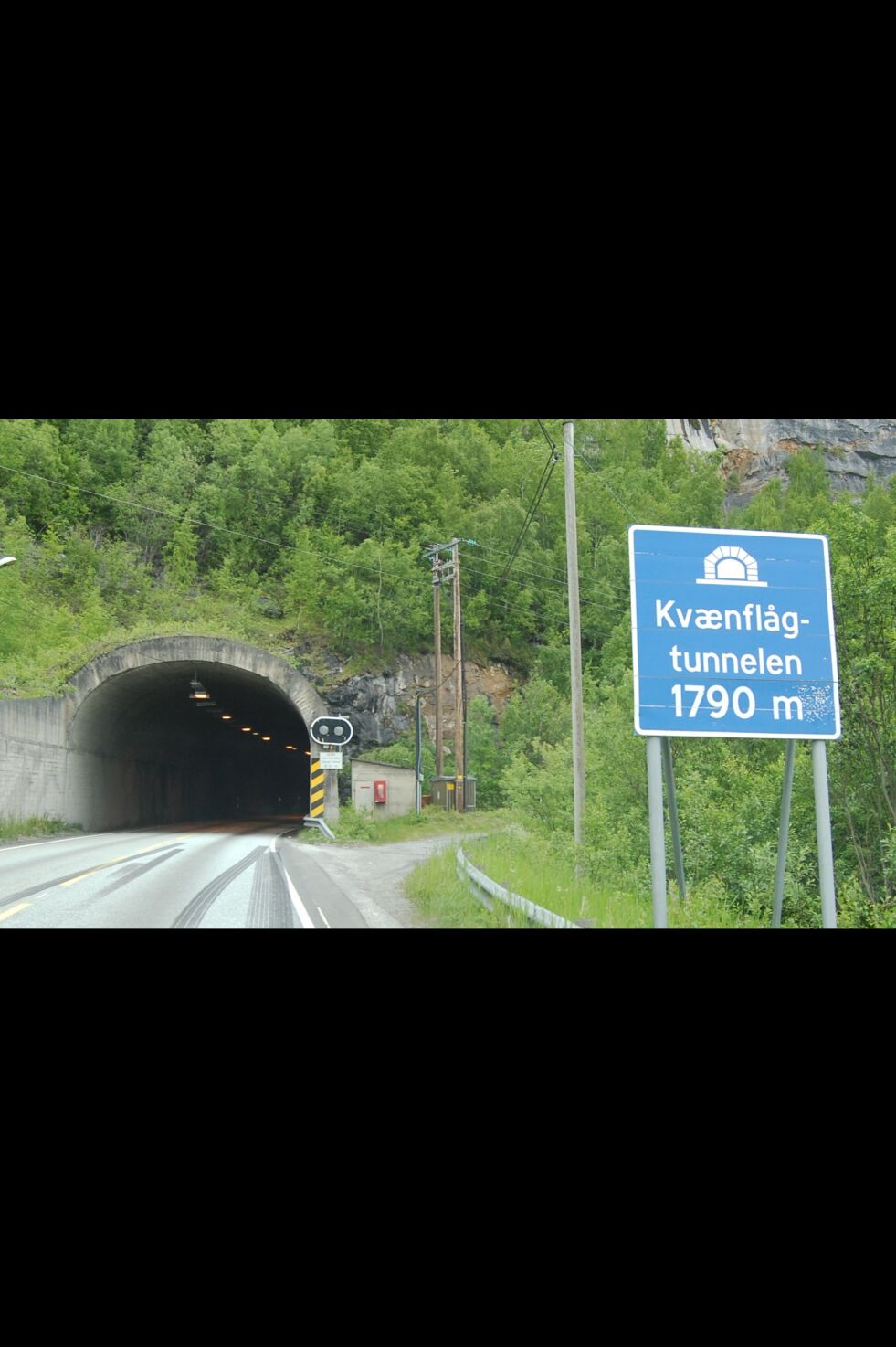 En bilfører slapp tilsynelatende uskadd fra en ulykke ved Kværflågtunnelen mandag morgen.