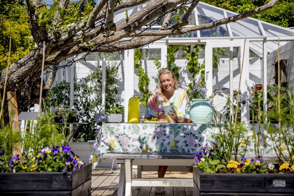 INNREDNING UTE. Et spisebord er plassert i vandrende skygge under den gamle pilen. - Her spiser familien ofte middag, forteller interiørarkitekt Leonor Juhl, som har mange tips til innredning ute.
 Foto: Adam Ihse / TT