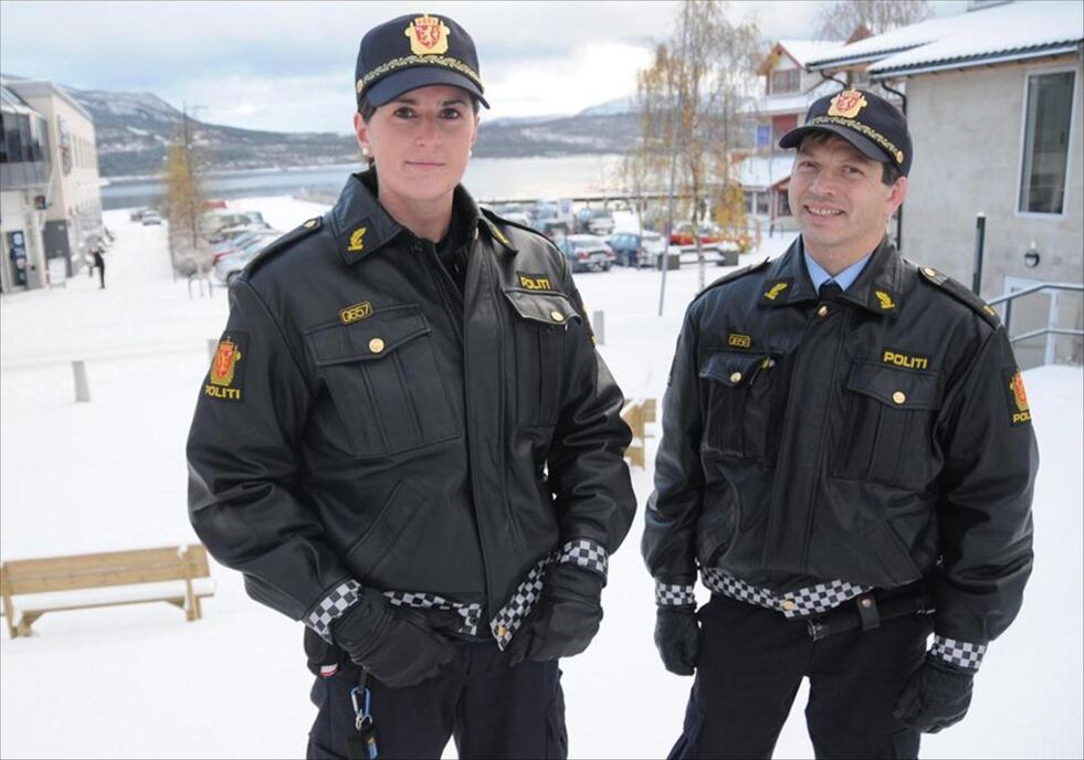 Kristine Træet (25) og Jøran Paulsen (45) er politistudenter ved Fauske lensmannskontor.