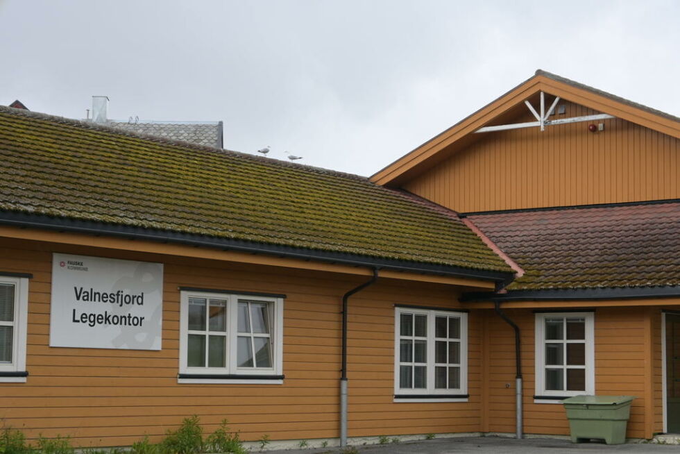 GRØNT PROBLEM. Dette taket i Valnesfjord er ett av mange tak der mosen har tatt overhånd, men andre tak slipper unna.
 Foto: Stig Bjørnar Karlsen