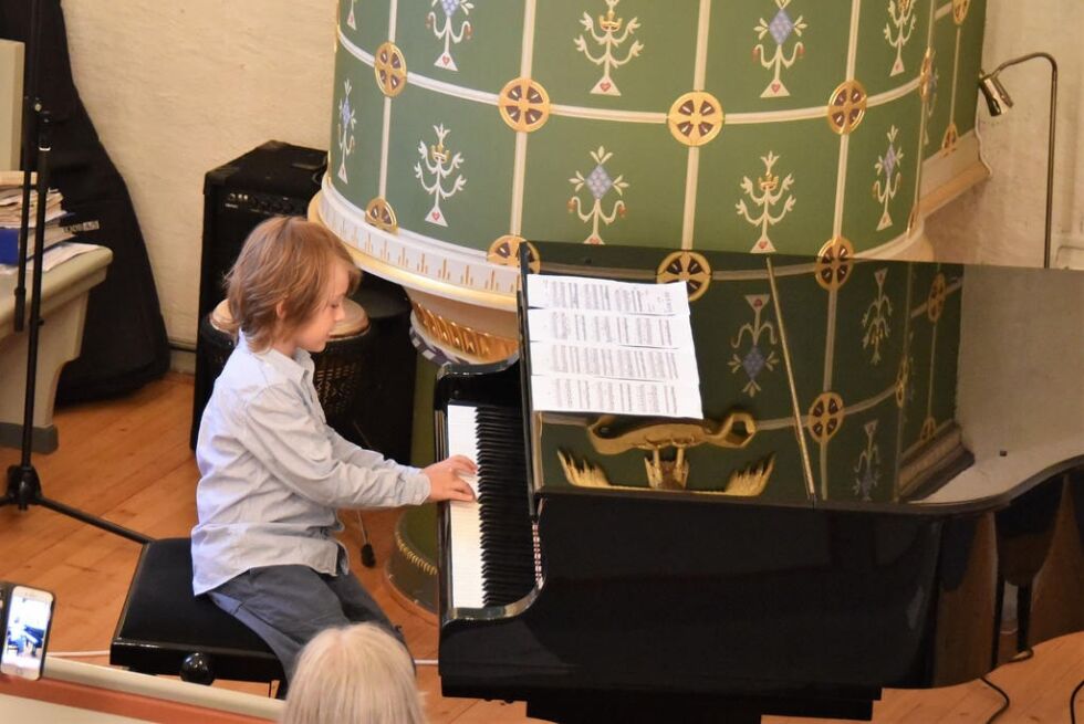 SPILLER OG SYNGER. Per Estensen Høgseth (7) synger Askepott til eget klaverakkompagnement. Litt av en prestasjon av syvåringen.
 Foto: Foto: Lars Olav Handeland