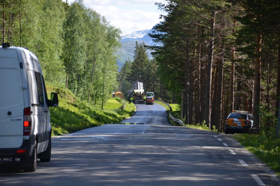 RASKERE. Siv Mossleth (Sp) vil at strekningen Borkamo - Sørelva skal bli utbedret raskere. Her fra asfaltarbeid mellom Borkamo og Storjord.
 Foto: Sverre Breivik