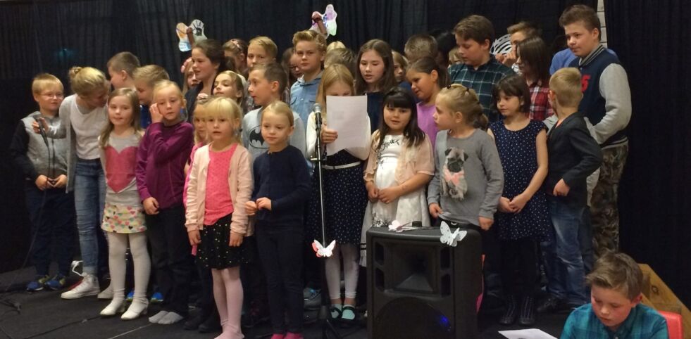 UNDERHOLDT. Kulturskoleelever fra Røsvik skole synger på TV-aksjonskvelden. Alle foto: Birgitte Gleinsvåg