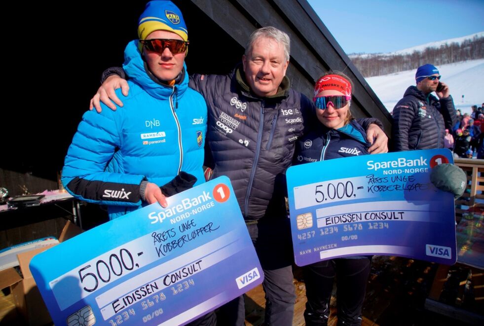 Benn Eidissen og Eidissen Consult delte ut en gavesjekk på kroner 5.000,- til hver av årets unge Kobberløpere. Her er Benn flankert av Brage Bjørnstad, 18 år fra Alta IF (tv) og Marie Risvoll Amundsen, 16 år fra Fauske IL.