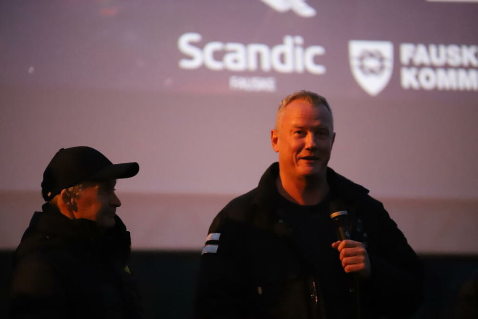 Tom Vidar Karlsen, her sammen med regissør Nils Gaup, fikk overstrømmende tilbakemeldinger fra publikum etter førpremieren med utekino i Daja fredag kveld.
 Foto: Lise Berntzen
