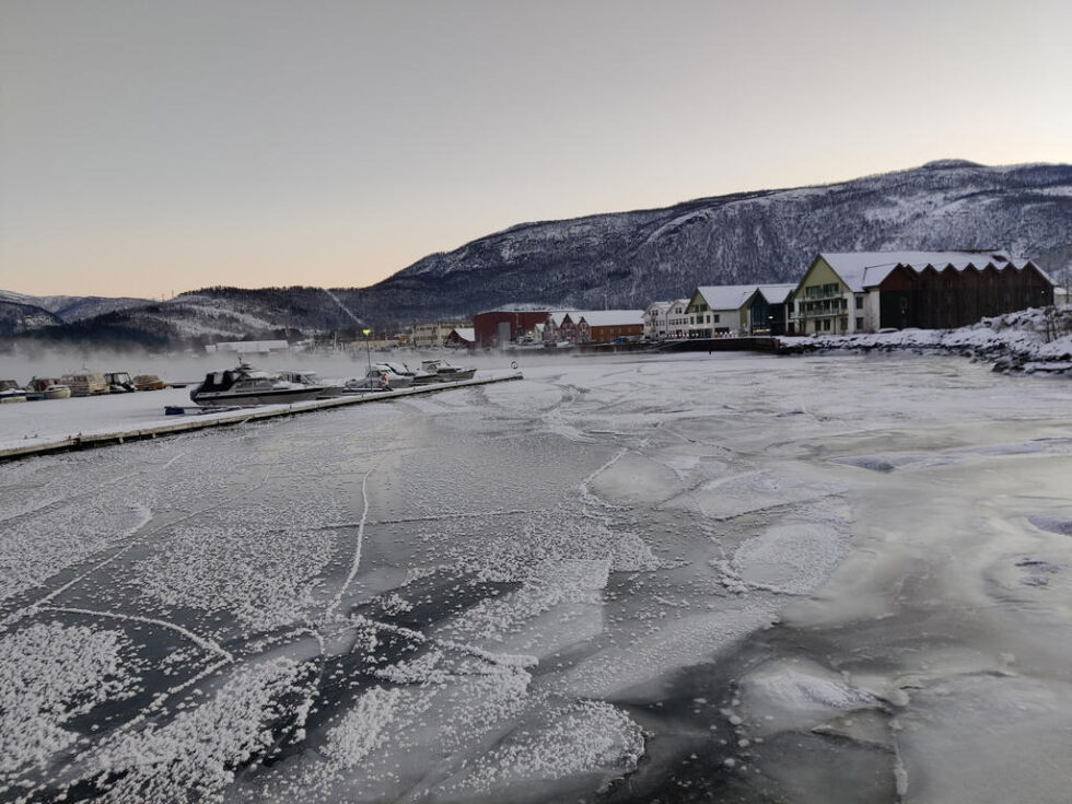 Det var is og frostrøyk på Rognan en desemberdag i 2021. Siste halvdel av denne uka blir ganske kald.
 Foto: Robert Jentoft
