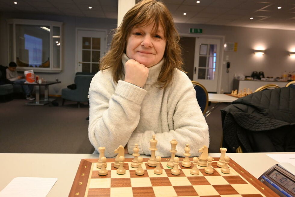 ALENE. Hilde Nohr var igjen eneste kvinne på sjakkturneringen. Det er grunn til å tro at det blir flere neste år.
 Foto: Foto: Stig Bjørnar Karlsen