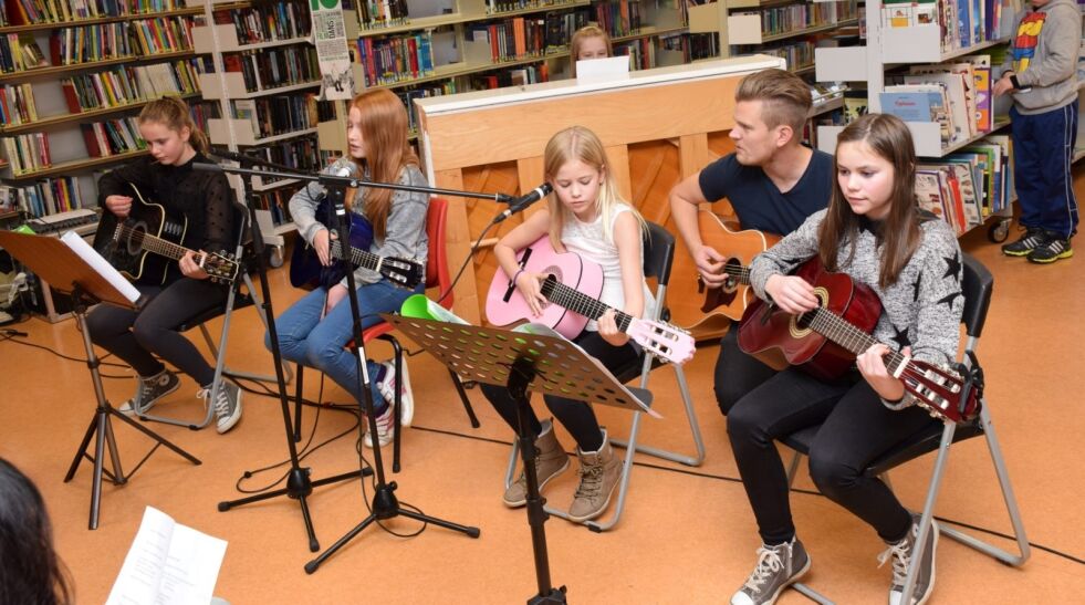 KONSERTER. Kulturskoleelevene i Sørfold har jevnlig konserter i biblioteket. Nå i februar skal de ut på turné i kommunen. Arkivfoto: Eva S. Winther