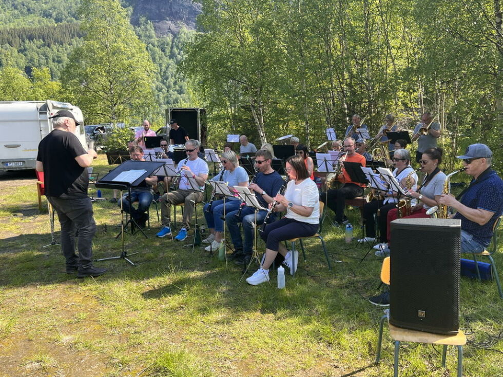 MUSIKK. Sulitjelma musikkorps bød på en variert og fin liten utekonsert i sola.
 Foto: Espen Johansen
