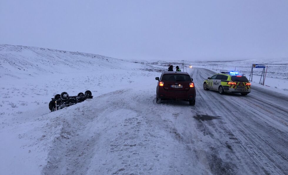 AV VEIEN. Den ene bilen kjørte av veien like ved det høyeste punktet på Saltfjellet.
 Foto: Helge Simonsen