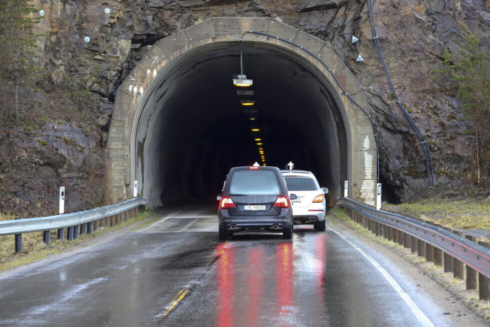 Fire mennesker døde i en trafikkulykke i Steigentunnelen i Nordland søndag. To andre er skadd og fløyet til Nordlandssykehuset. Politiet opplyser i en pressemelding at en traktor med henger ble påkjørt bakfra av en utenlandskregistrert bil. Ulykken skjedde omtrent midt i tunnelen.
 Foto: ELENA PAULSEN / NRK/NTB