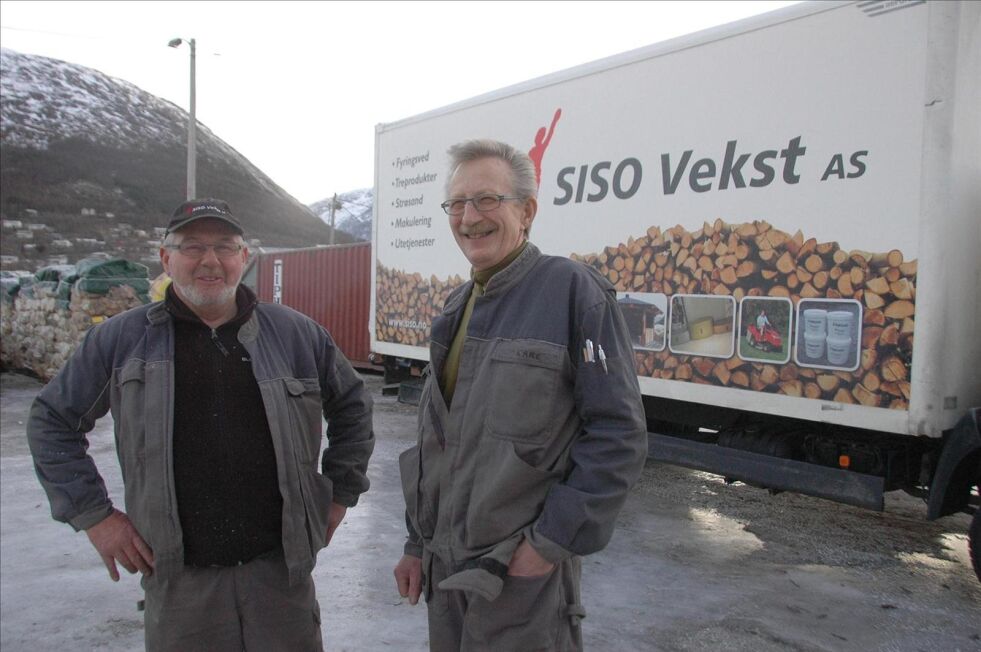 ARBEIDSKARER. Karl Furnes (t.h.) og Kjell Olav Pedersen kan snart gå av med pensjon fra jobbene på Siso vekst. Men de vil ikke slutte å jobbe helt. Foto: Eva S. Winther
