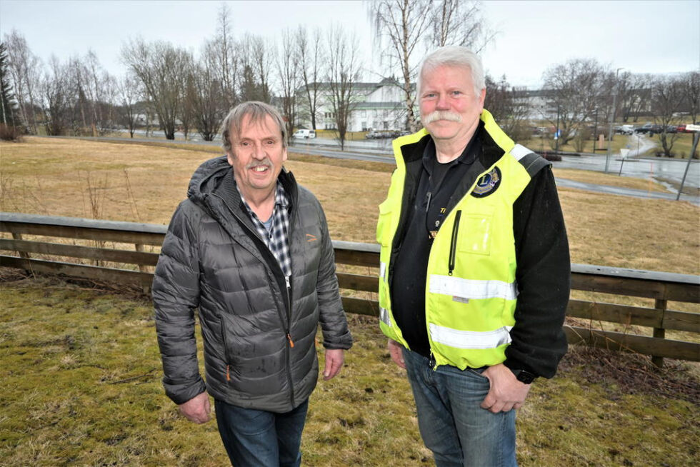 AKSJONSKLARE. Jarl Olsen og Børge Os i Lions Club Fauske er klare for innsamlingsaksjon lørdag.
 Foto: Kenneth Strømsvåg