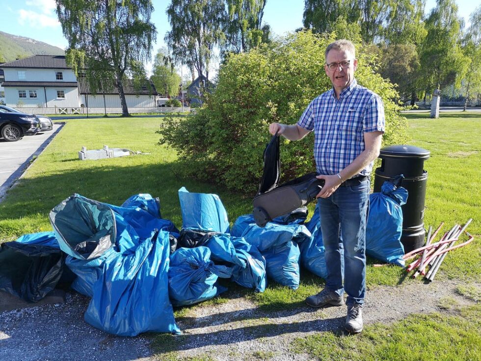 LEDET. Varaordfører Sverre Breivik ledet an og organiserte ryddedugnaden på Rognan.
 Foto: Robert Jentoft
