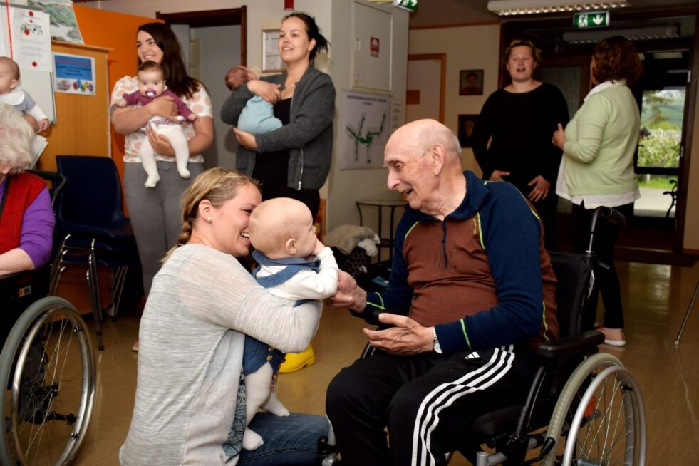 BREDE SMIL. Bjarne Jensen (84) og Petter (7 måneder) knytter bånd. Det tar ikke lang tid før begge to smiler fra øre til øre. Her med mamma Mona Staupåmo Bentsen. Alle foto: Frida Kalbakk