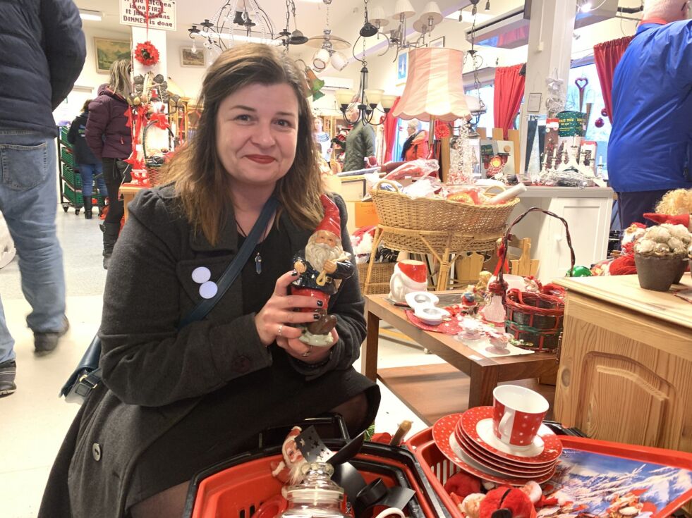SKATT. Eirin Edvardsen er glad i gamle ting, og ble veldig fornøyd da hun fant denne nissen fra 50-60-tallet på Huset i svingens julebutikk.
 Foto: Linn Braseth-Gulliksen