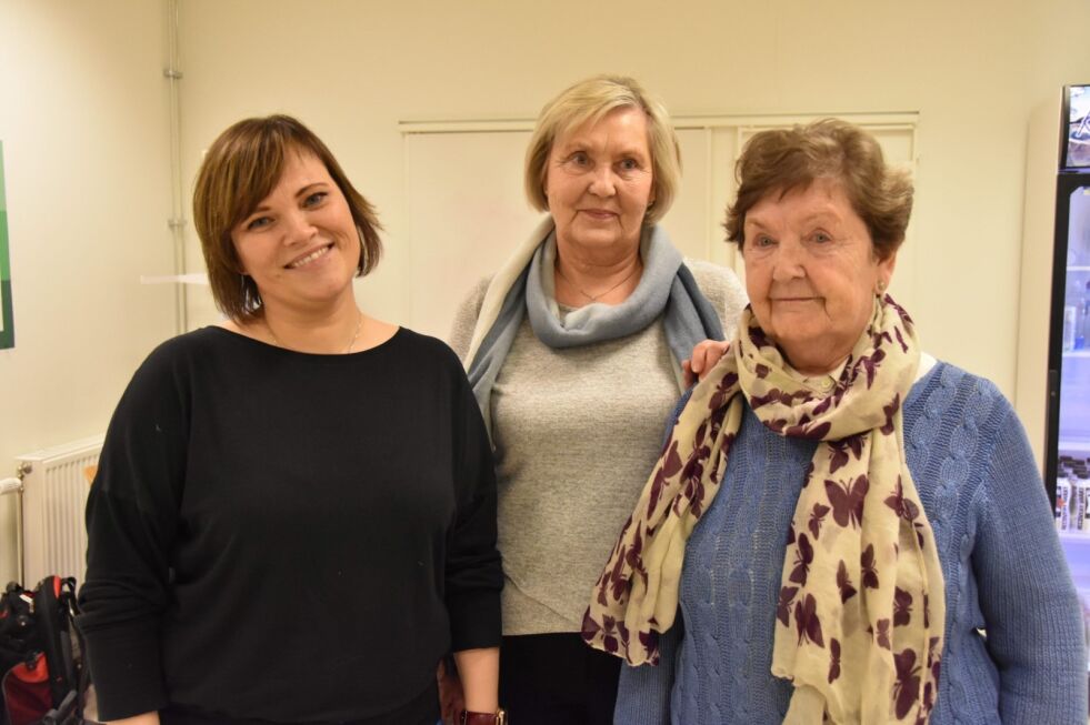 DET FUNGERER. Fystioterapeut Beate Amundsen har trent pasientene Elna Henriksen (73) og Annie Nystad (77) i tre måneder. De to damene, og samtlige av de andre kursdeltakerne, har forbedret sine resultater med flere aldersklasser. Foto: Victoria Finstad