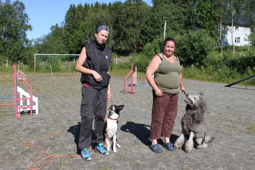 BÅNDTVANG. Trine Rølvåg og Elisabeth Grønnås ønsker at hundeeiere skal ha hunder i bånd. Alle foto Marthe Unosen
