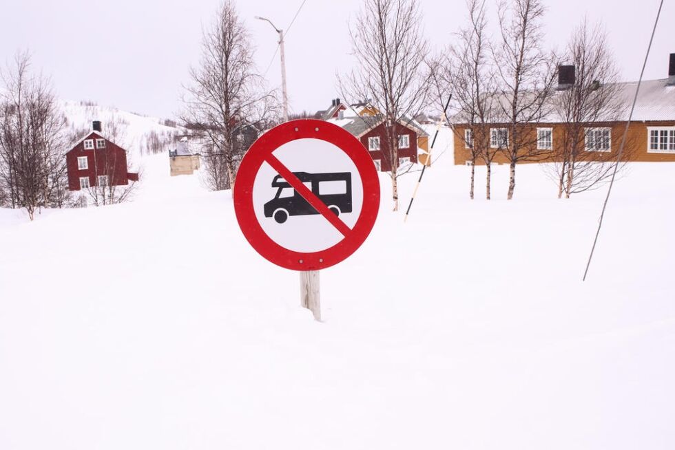 Skiltet titter såvidt opp av snøen, men det er langt ned til hestehoven og andre vårplanter her på Jakobsbakken.
 Foto: Cato A. Hultmann