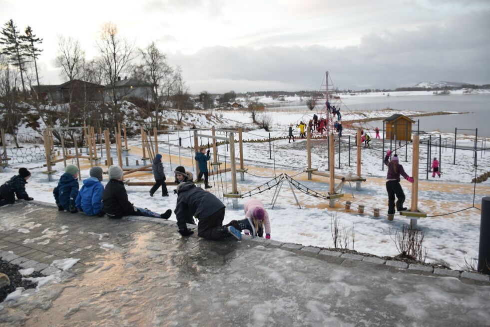 I Ungdata-undersøkelsen kommer det fram at elvene mye mer fornøyd med skolen sin nå enn for noen år tilbake. Her i fra Valnesfjord skoles uteområde.
 Foto: Frida Kalbakk