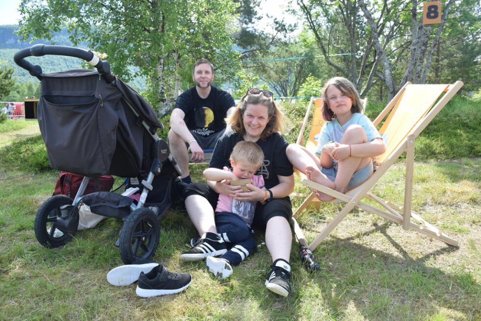 STOR STAS. Denne 

familien dro fra Lovund til Rognan for å få med seg Sommerblå-festivalen. Fra venstre Steinar Simonsen, Kari Marte Krane med Viktor (4) på fanget, og Klara (7). - Dette er stas, sier Krane. 

Alle foto: Eva S. Winther