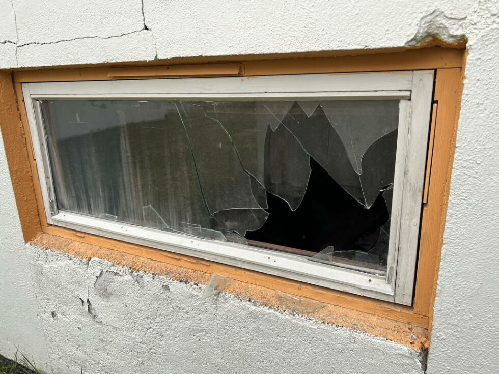 KNUST. Dette vinduet på nedsiden av bygget er knust og er stedet der noen har tatt seg inn i bygget.
 Foto: Espen Johansen