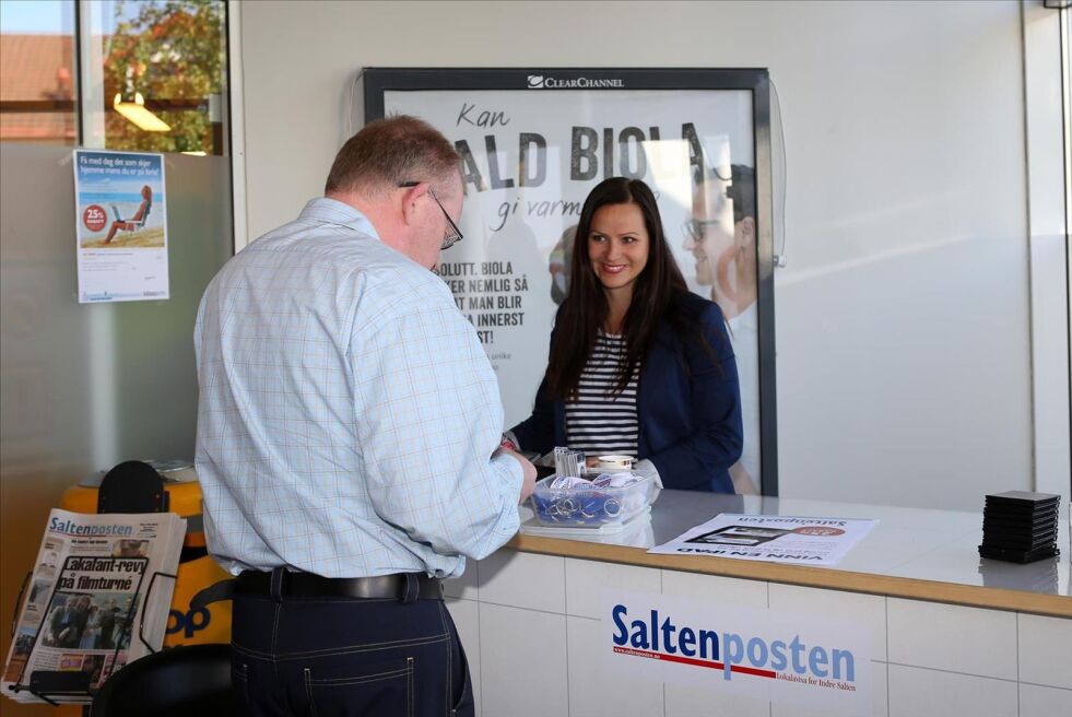 Markedssjef i Saltenposten, Hilde Dypaune, har kontroll på avises stand rett innenfor dørene på Amfisenteret (inngang til Prix). Foto: Bjørn L. Olsen