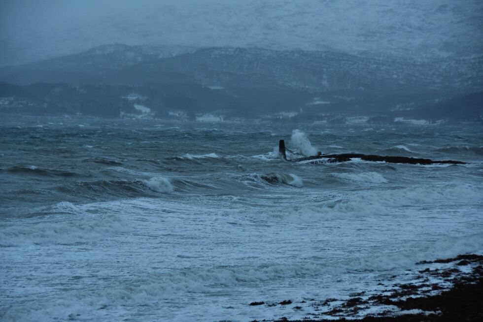 Det meldes vind opp til liten storm og dermed også bølger. - Ikke dra ut i småbåt, er oppfordringen.
 Foto: Victoria Finstad